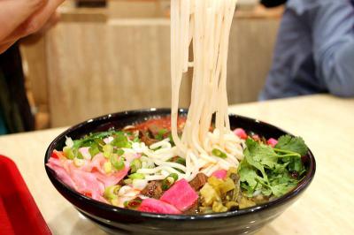 成都哪裏可以學做花溪牛肉粉技術呢？師傅親自指導